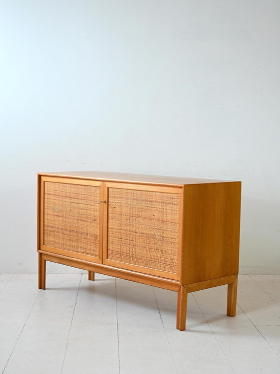 Image 1 of Scandinavische eiken kast met geweven rotan deuren