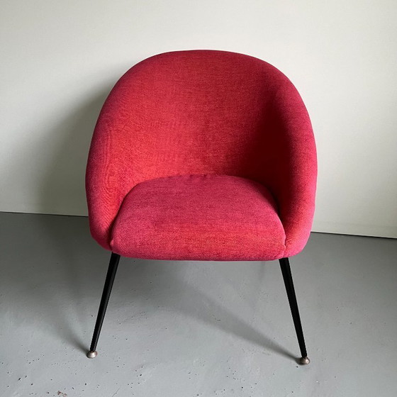 Image 1 of Franse fauteuil in mid-century modern stijl uit de jaren 70: roze chenille Olympia-stoel