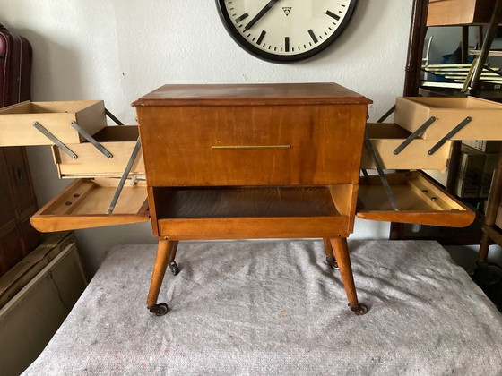 Image 1 of Vintage naaikar uit de jaren 60 - naaitafel - naaikast - op wielen - 3520 - Erzgebirge