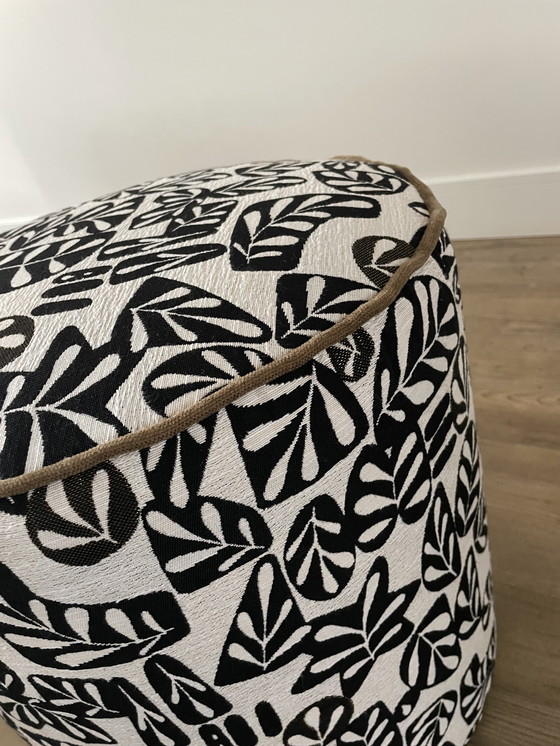 Image 1 of Pouf revisité - noir et blanc - retapissé - pièce unique