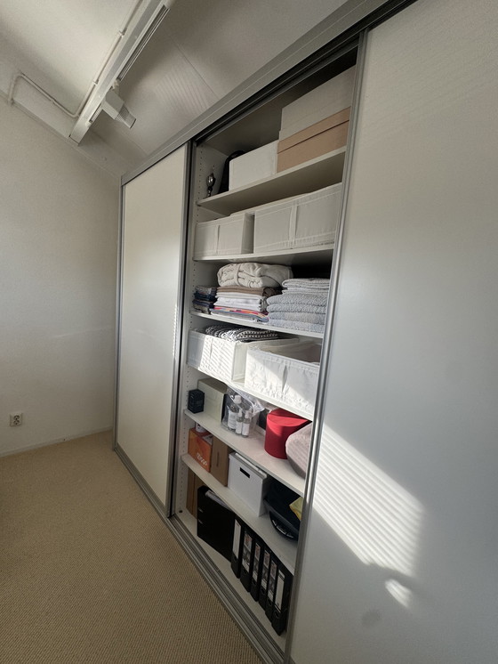 Image 1 of Armadio bianco per vestiti e contenitori con ante scorrevoli