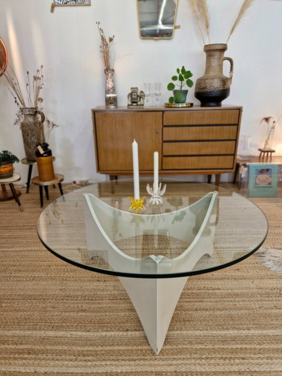 Image 1 of Table basse vintage de style futuriste avec plateau en verre, datant des années 1970.