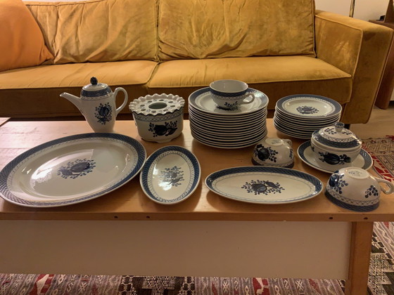 Image 1 of Porcelein Servies Uit Denemarken. Fajance Royal Copenhagen. Keramiek. Blue Rose Pattern. Blue Latin Trim. Scandinavisch Aardewer