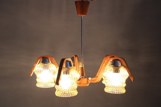 Image 1 of Tschechischer Holz-Glas-Kronleuchter aus der Mitte des 20. Jahrhunderts, restauriert in den 1970er Jahren