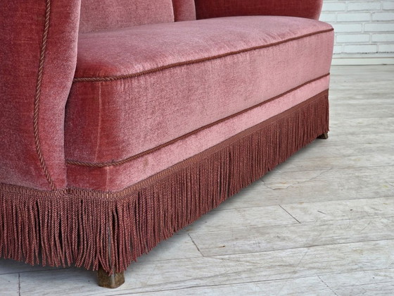 Image 1 of Sofá danés de 2 plazas de la década de 1970, tapizado en terciopelo rosa salmón y madera de roble.