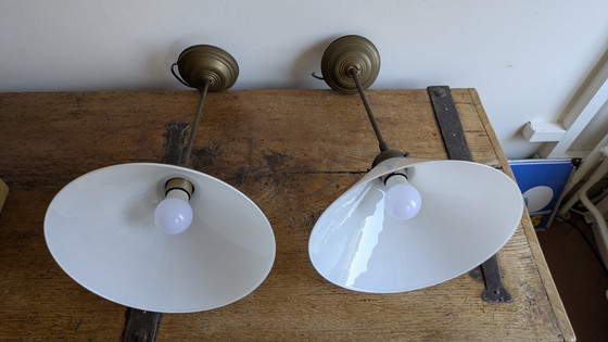 Image 1 of Deux suspensions identiques, abat-jour en verre opalin blanc, années 1920/1930