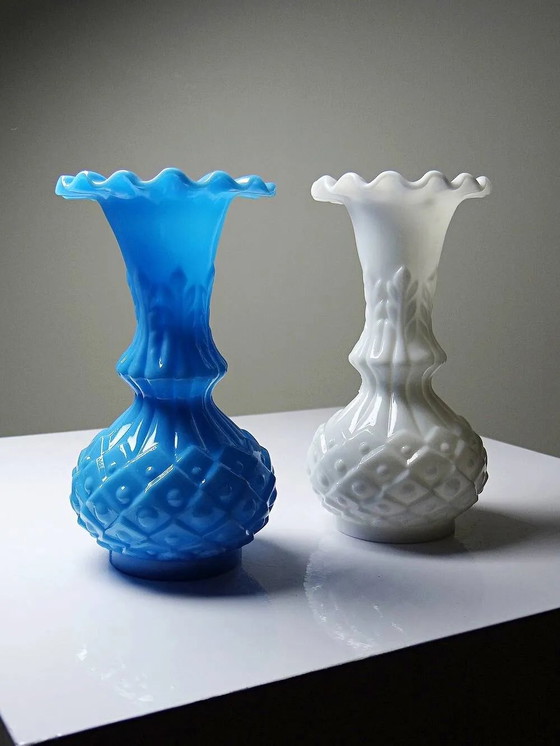 Coppia di piccoli vasi vintage in opalina bianca e blu, decoro ananas., Cristallo, Vetro, Bianco (foto 5 di 16)