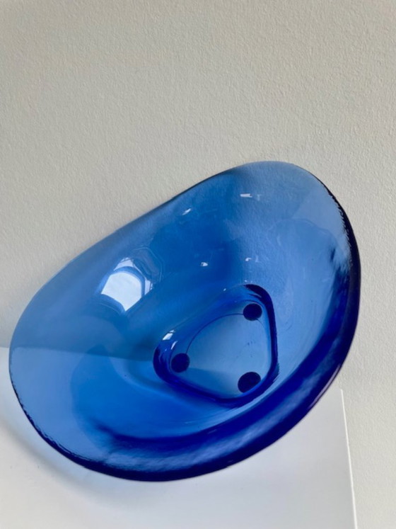 Image 1 of Ciotola in vetro dal design vintage, di un blu brillante, dalla forma triangolare organica.