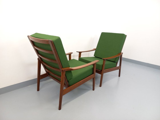 Image 1 of Een paar vintage Scandinavische fauteuils van teakhout met groene stof uit de jaren 60.