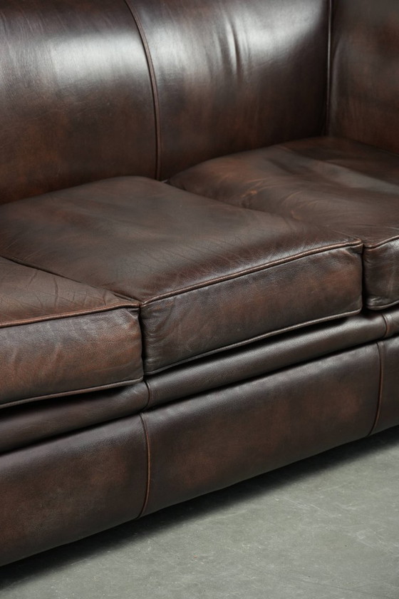 Image 1 of Lussuoso divano Chesterfield in morbida pelle bovina marrone, dal look inglese senza tempo.