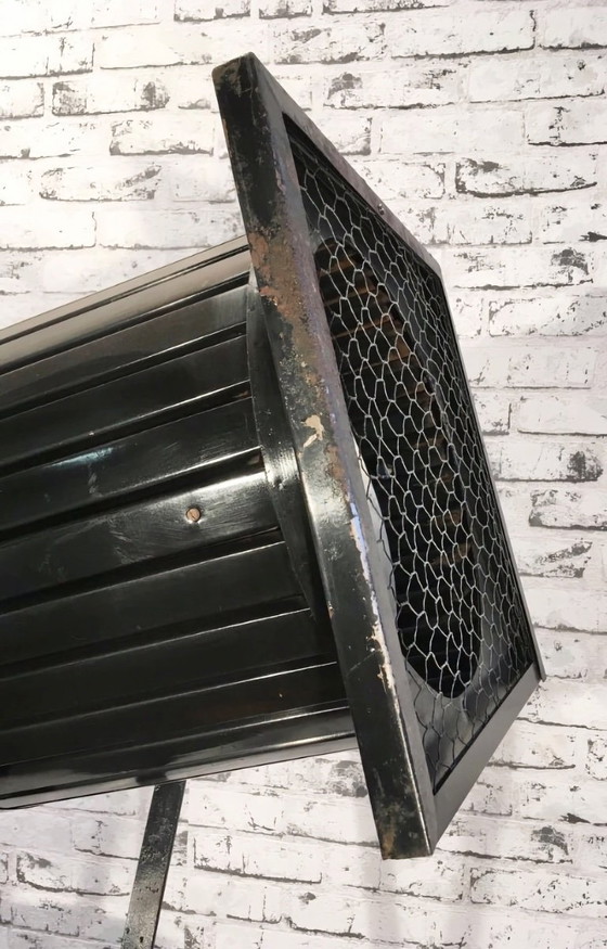 Image 1 of Gran foco industrial negro sobre trípode de madera, década de 1960