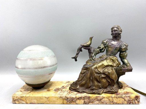 Art Deco Tafellamp met metale brons-look Dame & Vogel – Marmeren Voet – Vintage Beeldlamp uit ca. 1930 – Unieke Decoratieve Scul