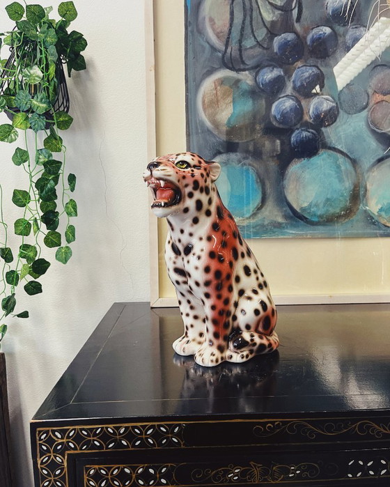 Image 1 of Roze luipaardsculptuur