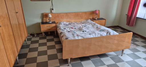 Letto matrimoniale vintage di design mid-century con comodini, armadio e cassettiera, 1962