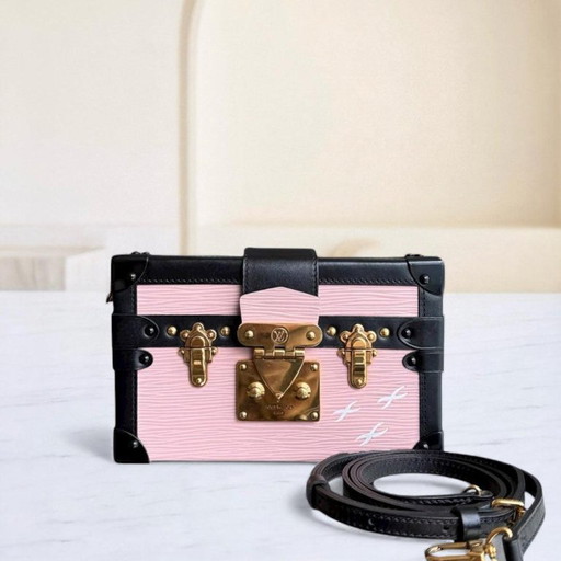 LOUIS VUITTON PETITE MALLE - SAC BANDOULIÈRE EPI ROSE CLAIR AVEC FERMOIRS DORÉS