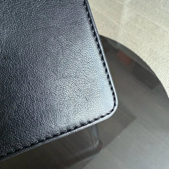 Image 1 of Borsa Chanel Seasonal Flap Mademoiselle - Pelle di vitello trapuntata, nera, con finiture dorate.