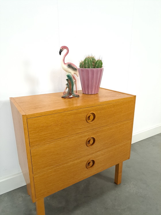 Image 1 of Commode en placage avec poignées rondes de Suède