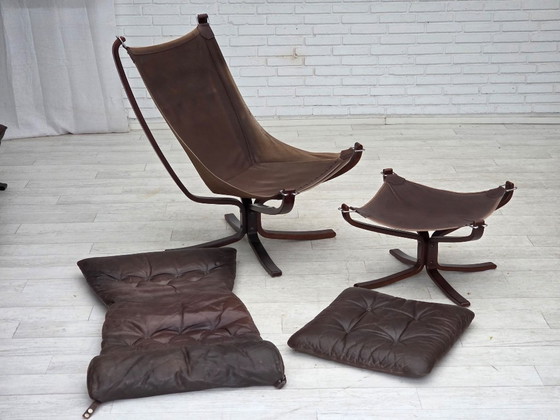 Image 1 of Jaren 70, Noors ontwerp van Sigurd Ressel, loungestoel met voetenbank, model "Falcon".