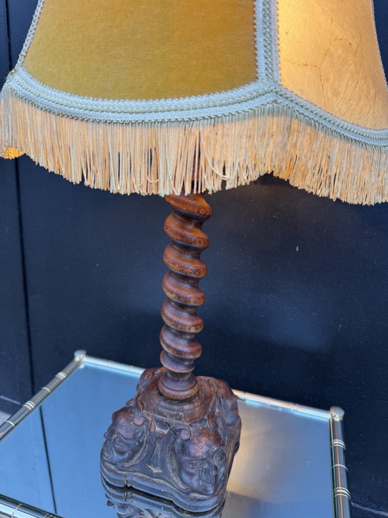 Image 1 of Antike geschnitzte Holzlampe mit einem Gesicht