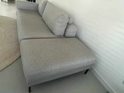 Design on Stock Aikon Lounge 3-zits en lounge poef stof Milton dune zandkleurig beige