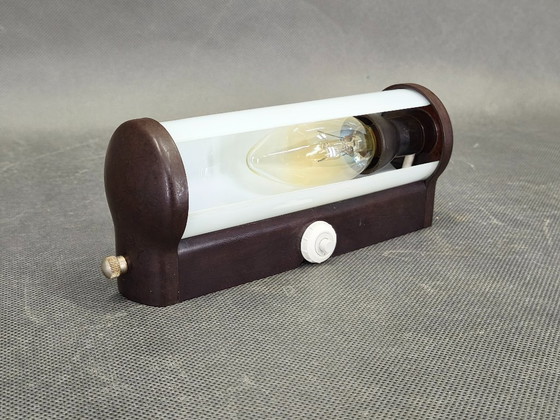Image 1 of Tsjechische art-deco wandlamp van bakeliet en melkglas, jaren 1940