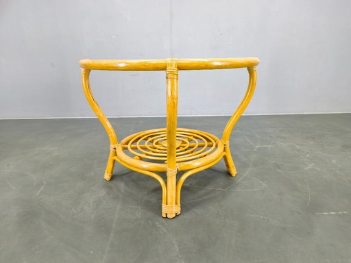 Mesa de centro italiana de ratán de mediados de siglo con tapa de cristal, década de 1960.