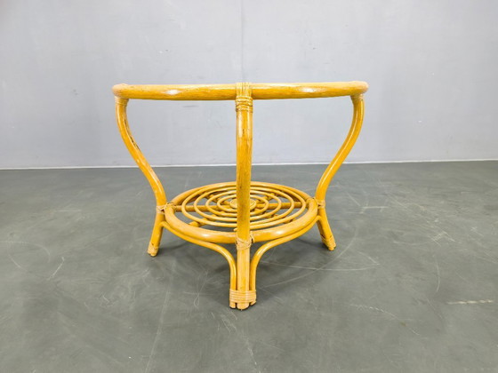 Image 1 of Mesa de centro italiana de ratán de mediados de siglo con tapa de cristal, década de 1960.