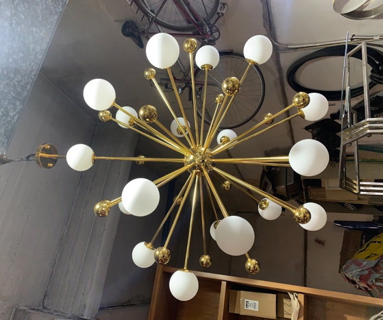 Goldener Sputnik Kronleuchter, 70er Jahre, Glas, Messing, Mid Century Modern (Foto 2 von 5)