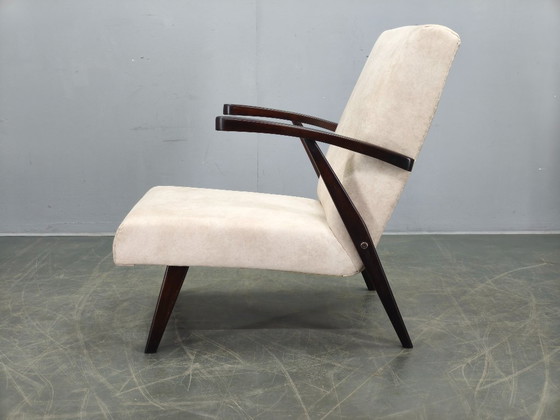 Image 1 of Sillón de terciopelo color crema de mediados de siglo, Checoslovaquia, década de 1960.