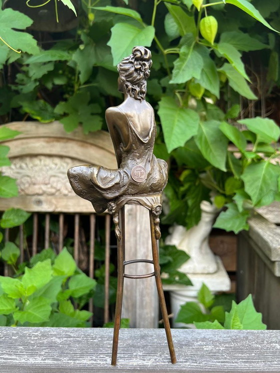 Image 1 of Bronzeskulptur einer sitzenden Dame auf einem Hocker