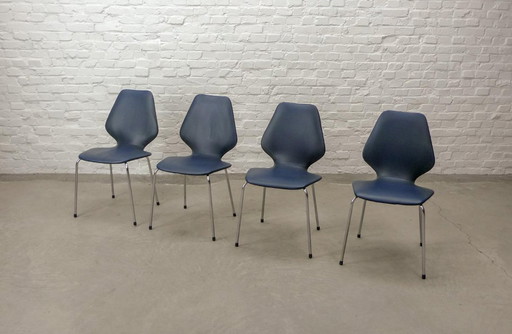 Ensemble de quatre chaises de cuisine vintage Minimalistec, similicuir bleu nuit avec chrome. Belgique, années 1960.