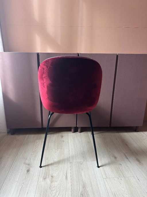 Gubi Beetle stoel Red Velvet