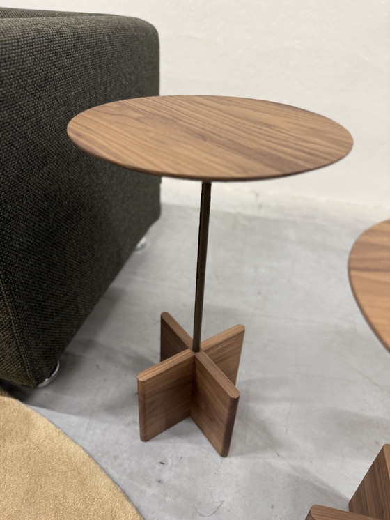 Image 1 of 2 mesas auxiliares Beek Cross de madera de nogal D35
