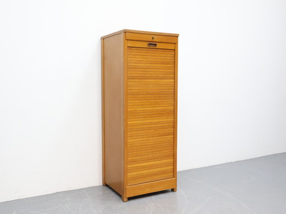 Image 1 of Archivador antiguo con puerta de persiana de roble