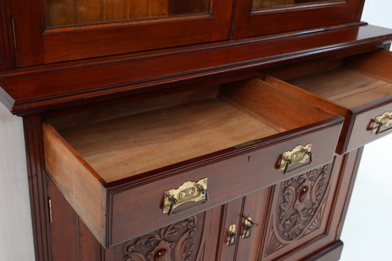 Image 1 of Vetrina o libreria in stile Art Nouveau in rovere con intagli e ante in vetro