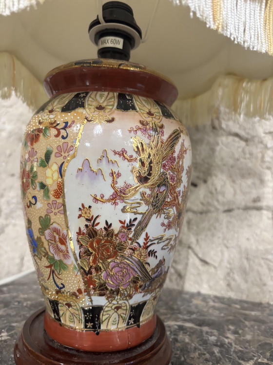 Image 1 of Set di 2 lampade da tavolo in porcellana stile Satsuma con paralumi sfrangiati