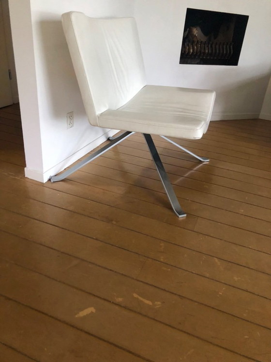 Image 1 of Witte Lederen Draaistoel