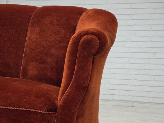 Image 1 of Canapé 2 places danois des années 1950, revêtement en velours, pieds en chêne.