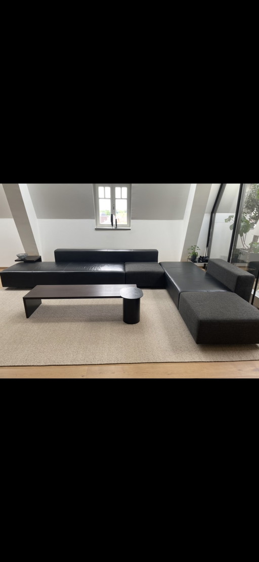 Canapé d'angle combinant cuir et tissu, par Indera