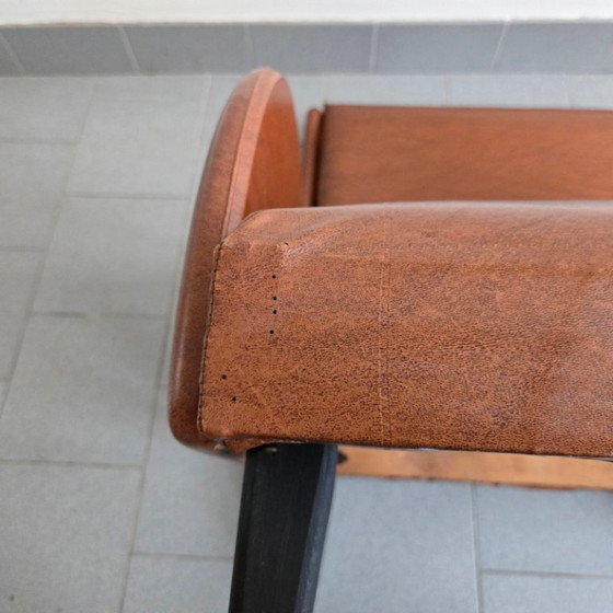 Image 1 of Poltrona francese vintage anni '60 in similpelle color avana e legno laccato nero.