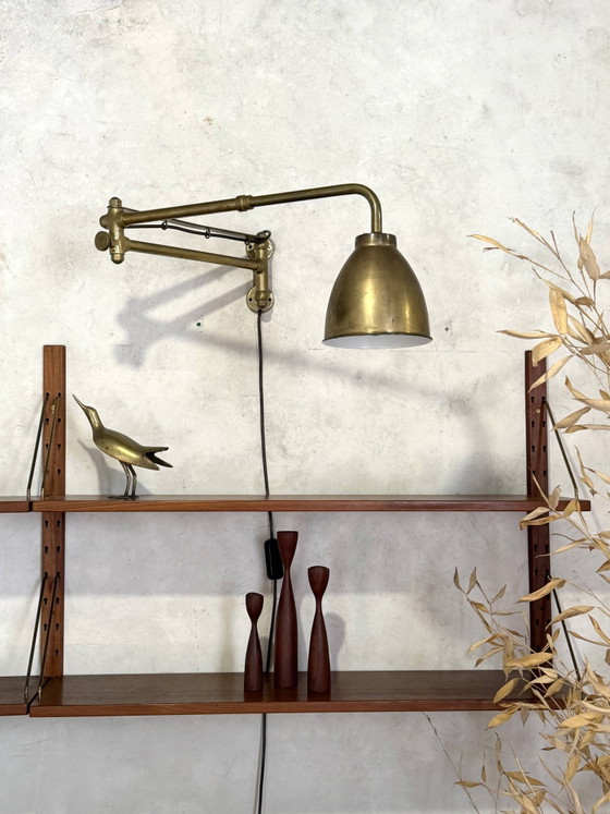 Image 1 of Vintage messing wandlamp met scharnierende arm, Scandinavische stijl
