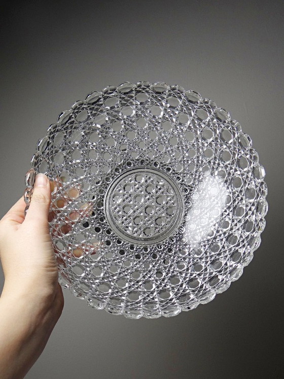 Image 1 of Bol antiguo de vidrio prensado con puntas de diamante, circa 1920-1950, sobre una base de peltre.