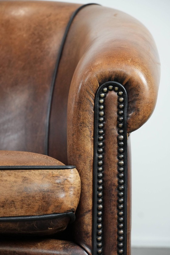 Image 1 of Canapé club 2,5 places confortable en peau de mouton vintage