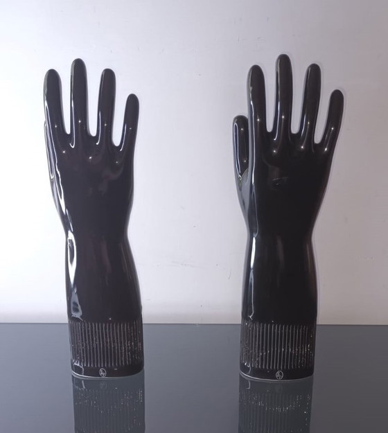 Image 1 of Rare ensemble de 2 moules à gants en porcelaine Pirelli - Art industriel noir du milieu du siècle (1985)