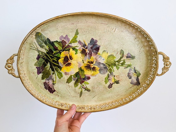 Vassoio ovale in metallo con decorazione decoupage di viole del pensiero viola e gialle – Oggetti decorativi (photo 3 of 14)