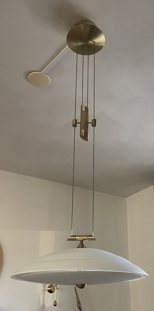 B+M Leuchten  Hanglamp in “hoogte verstelbaar” Plafond montage mat/gepolijst messing mat wit gevlamd glas  Jaren 90