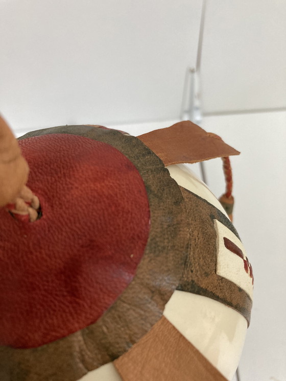 Image 1 of Antico uovo di struzzo rivestito in pelle, gabinetto delle curiosità degli anni '60