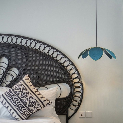 Hängeleuchte Blume, Modell Lotus, Struktur aus goldfarbenem Metall, 6 Blütenblätter aus Stoff (Farbe anpassbar)