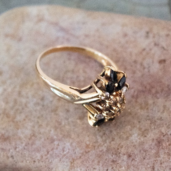 Anello vintage color oro con strass neri e trasparenti: design elegantemente dettagliato. (photo 4 of 11)