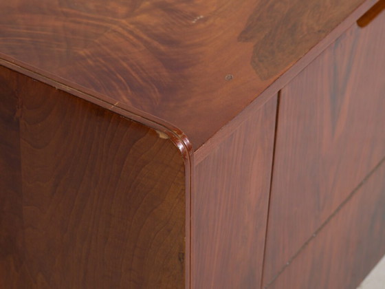 Credenza con vetrina Mid-Century impiallacciata in noce con gambe affusolate – Cecoslovacchia, circa 1960 (photo 14 of 39)